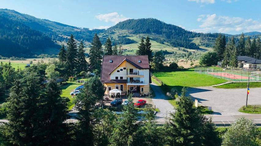 Gîte pour 3 personnes, avec Balcon et Terrasse ainsi que Jardin et Vue dans Dorna-Arini