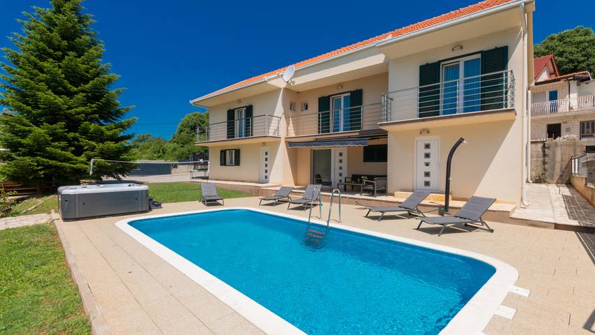 Ferienhaus für 10 Personen, mit Terrasse und Garten sowie Whirlpool