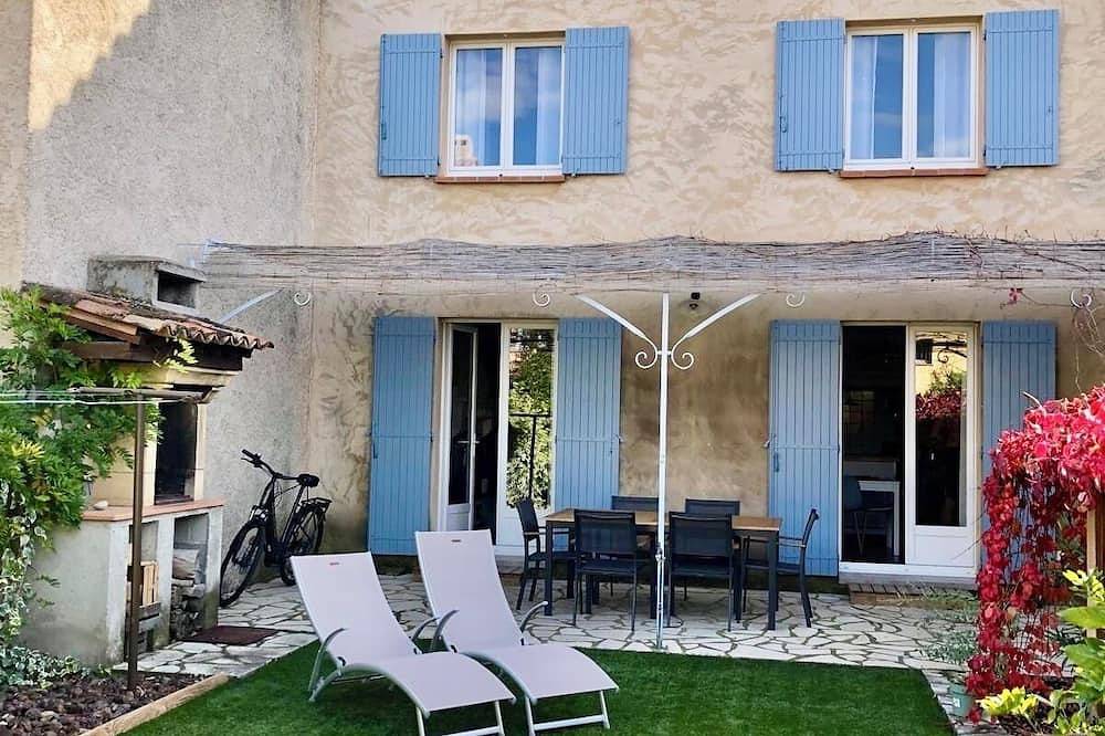 Maison La Glycine *Pretty gardens in Les Salles-sur-Verdon, Brignoles Region