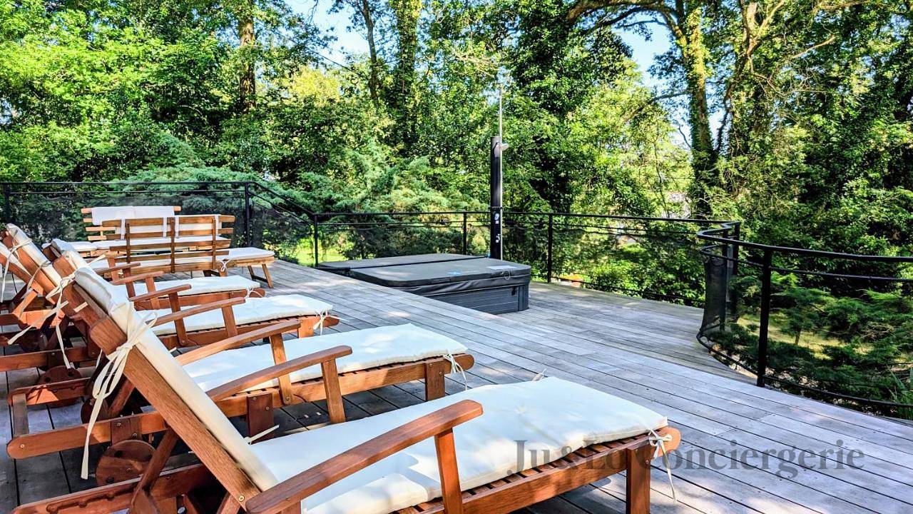 Villa Nature Salle de Sport Jacuzzi in Saint-Jean-la-Poterie, Région de Vannes