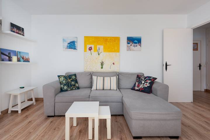 Apartamento entero, Apartamento 'Manilva Home' con vistas a la montaña, Wi-Fi y aire acondicionado. in San Luis de Sabinillas, Manilva