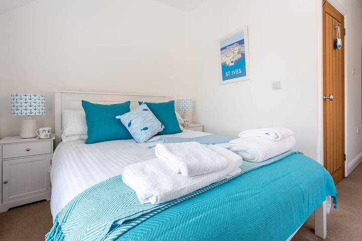 Plane Sailing sleeps 4 in 2 bedrooms and is in the heart of St Ives, very close to beaches has an allocated parking space in St. Ives, Cornwall