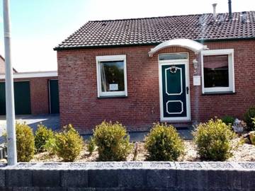 Ferienhaus für 4 Personen, mit Garten in Berumbur