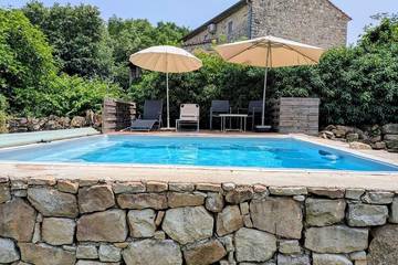Gîte pour 2 personnes, avec piscine à Lablachère