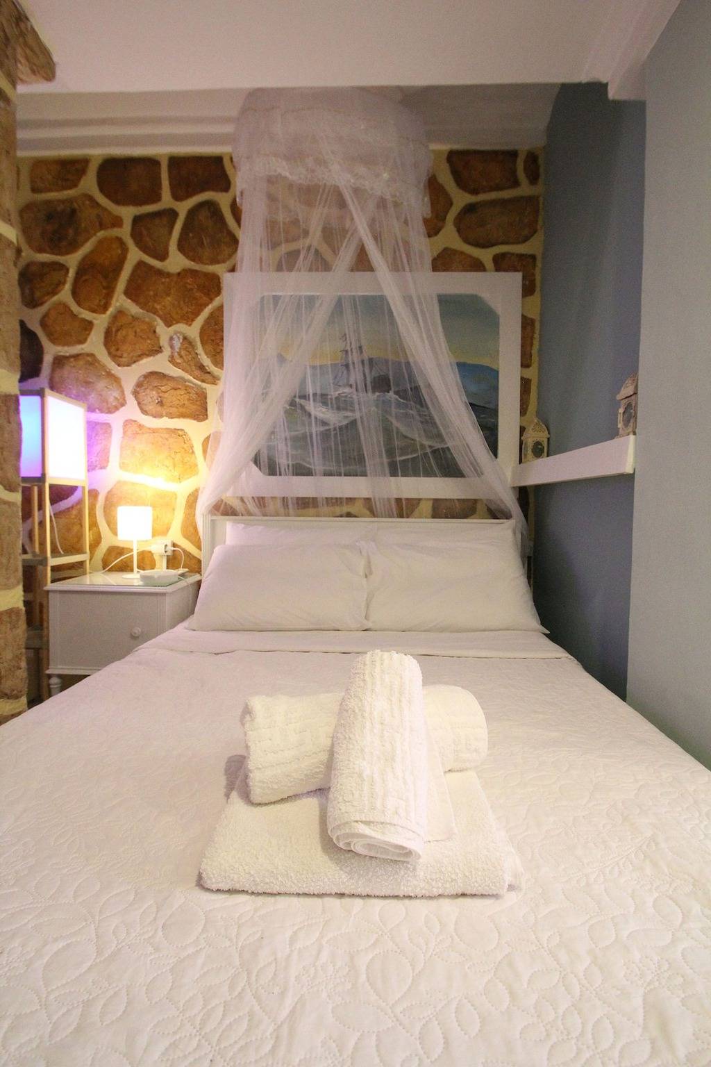 Ganze Wohnung, Ferienwohnung für 2 Personen mit Terrasse in Ägina Stadt, Ägina