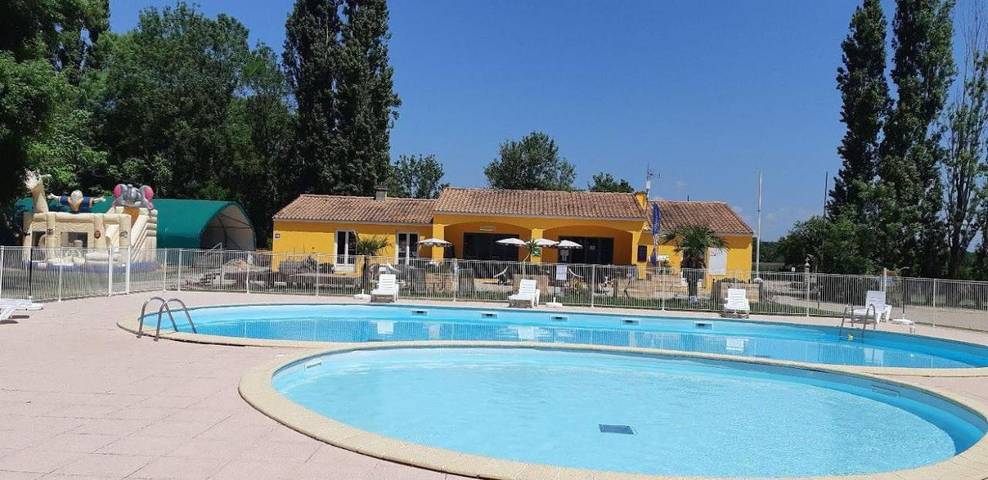 Location de vacances pour 4 personnes, avec terrasse ainsi que bassin pour enfant et piscine, animaux acceptés à Saint-Fort-sur-Gironde