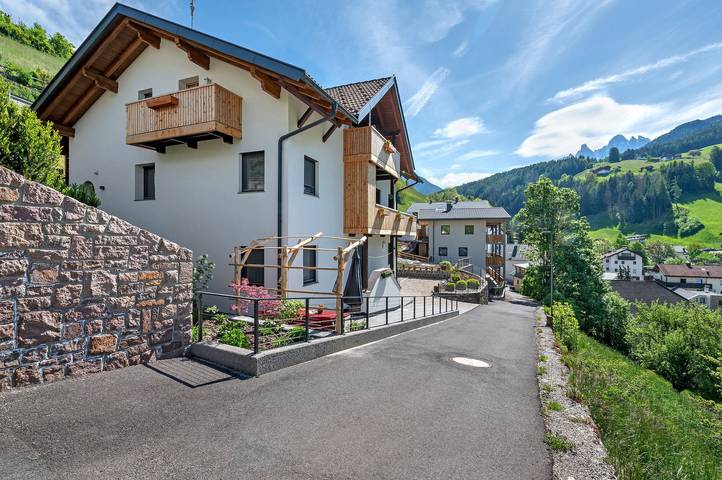 Appartamento intero, Appartamento 'Villa Anna Geisler' con vista montagna, terrazza privata e Wi-Fi in San Pietro (Bolzano), Funes