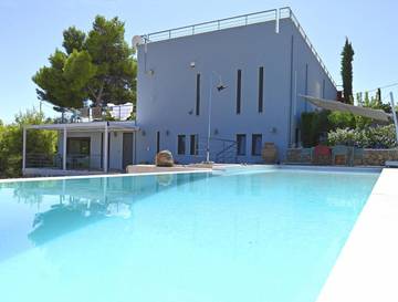 Gîte pour 4 personnes, avec piscine ainsi que vue et jardin à Porto Heli