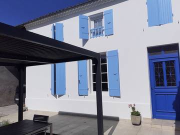 Gîte pour 4 personnes, avec terrasse ainsi que jardin et piscine à Arces