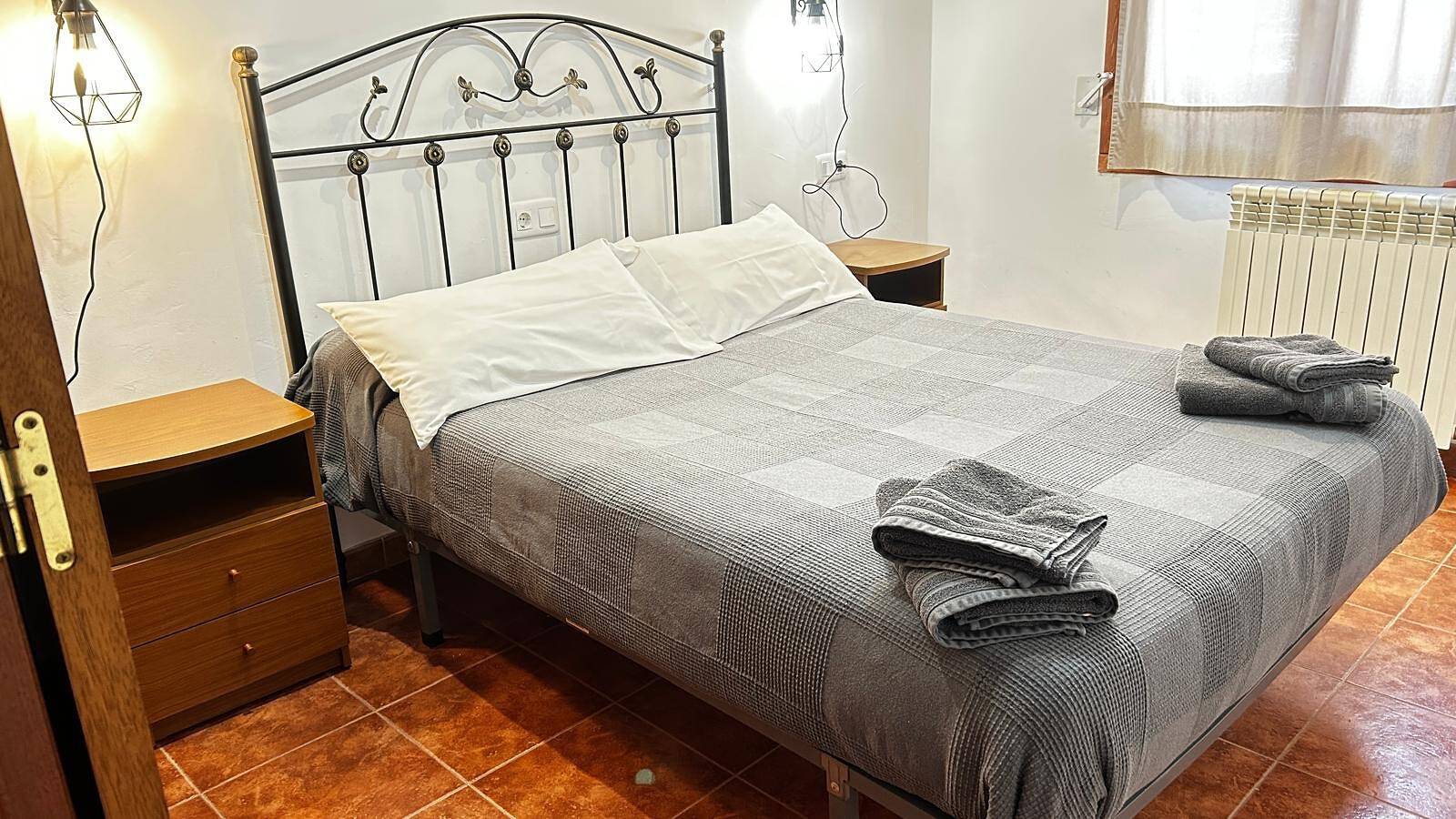 Apartamento entero, Apartamento 'Dos' con vistas a la montaña, terraza compartida y Wi-Fi in Guadalaviar, Muela de San Juan