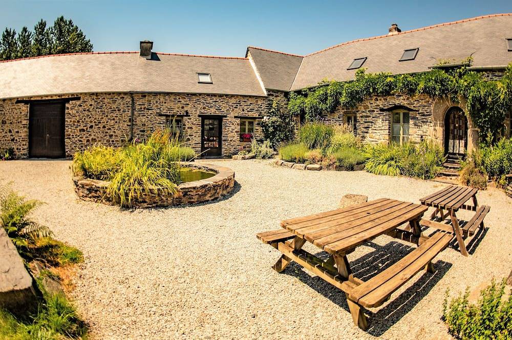 Charmante petite maison du 17ème siècle près du lac du Guerledan avec Climatiseu in Saint-Mayeux, Cotes-d'Armor
