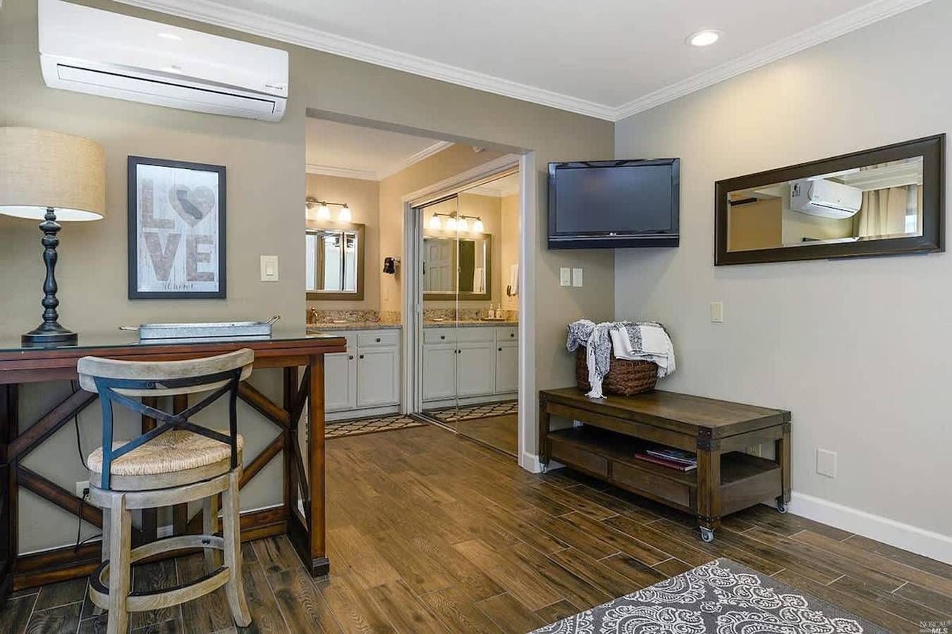 Entire apartment, Elegant Napa Escape   Walk to Wineries   Dining in Napa Valley