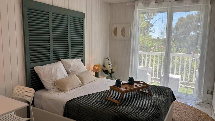 Gîte pour 2 personnes, avec Balcon et Terrasse ainsi que Piscine et Vue à Grabels
