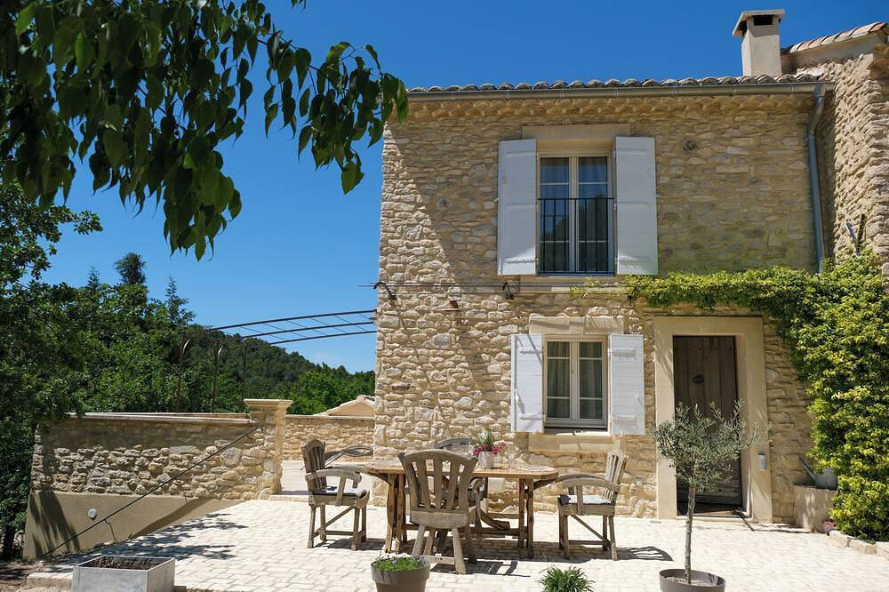 Magnifique Mazet en Pierre au Coeur de la Provence et de ses Collines in La Roque-sur-Pernes, Vaucluse