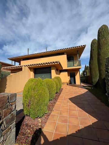 Location de vacances pour 7 personnes, avec vue et jardin ainsi que piscine et vue sur le lac à Navata - 2