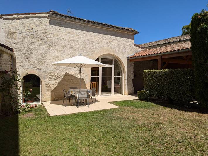 Gîte pour 4 personnes, avec piscine ainsi que terrasse et jardin à Saint-Cybardeaux - 4
