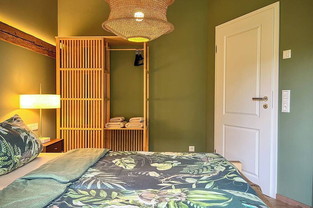 Haus Kirsche: Exklusives Wellness-Hideaway mit Sauna, Panoramafenster & Naturpur in Hofheim in Unterfranken, Landkreis Haßberge