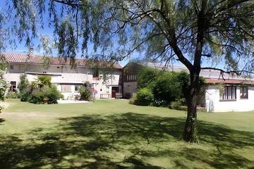 Gîte pour 5 personnes, avec terrasse ainsi que jardin et piscine à La Chapelle-Pouilloux