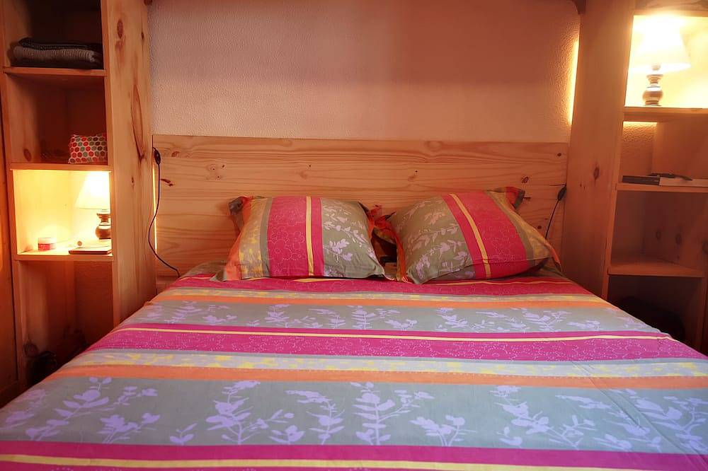 Entire apartment, Apartment 6 pers, wooden chalet, swimming pool, sauna & Hammam - St-Jean-d'Arves in Saint-Jean-d'Arves, Saint-Jean-de-Maurienne region