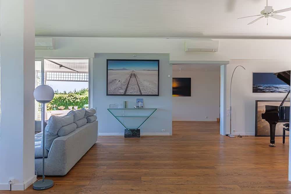 Exceptional Villa 10 Minutes From Bordeaux in Carignan-de-Bordeaux, Región de Burdeos