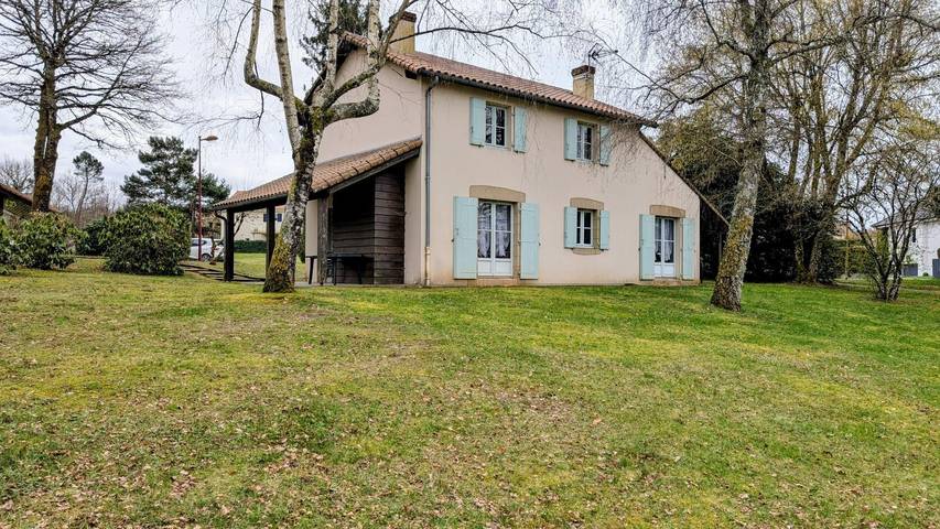 Gîte pour 8 personnes, avec Terrasse et Jardin à Meuzac