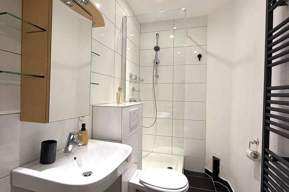 Entire apartment, Ground floor apartment Wiesbaden city center 2 rooms kitchen bathroom in Wiesbaden, Rheingau