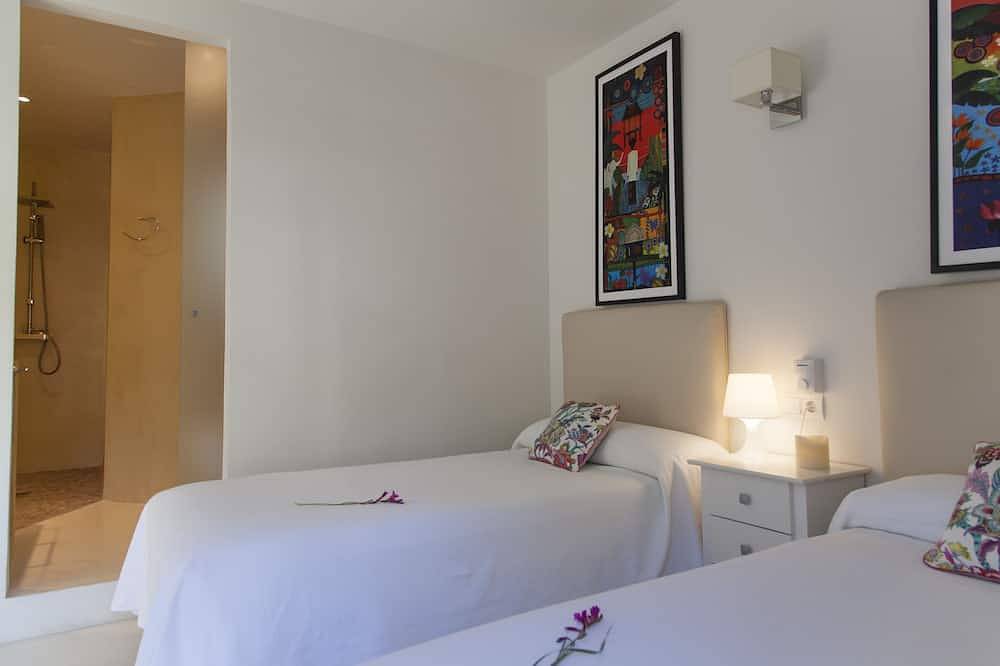 Entire apartment, Elegant, vistamar, sunset, beach walk . in Cala d'Hort, Sant Josep de sa Talaia