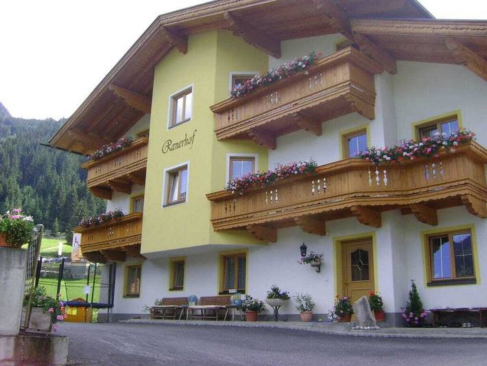 Ferienhaus für 6 Personen, mit Balkon und Terrasse sowie Garten in Hainzenberg