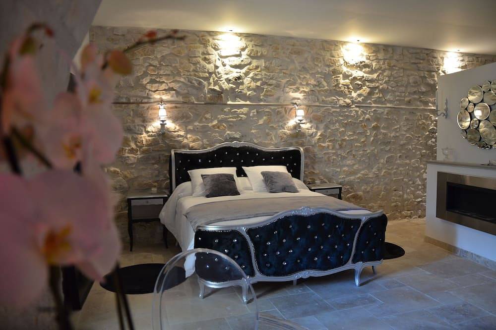 O2suites baroque room with private Jacuzzi in Bernis, Nimes region