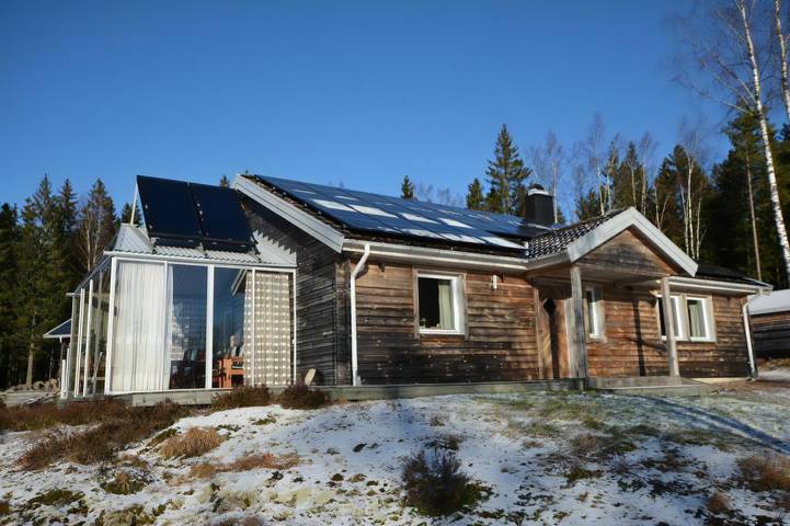 Cottage for 5 people, with lake view and terrace as well as yard in Sweden
