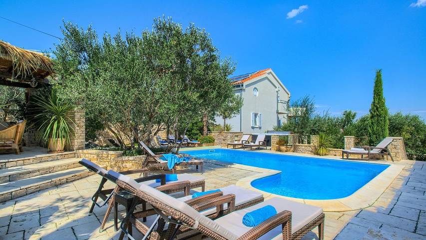 Apartament wakacyjny dla 4 osób, z basen i taras oraz jacuzzi i ogród, zwierzęta dozwolone w Murter (wyspa)