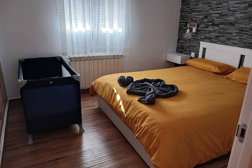 Casa rural con piscina climatizada. Rutas a pie y a caballo. Admitimos mascotas. in Becerril de la Sierra, Área Metropolitana de Madrid