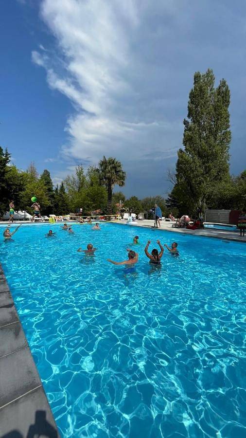 Location de vacances pour 4 personnes, avec piscine et jardin ainsi que terrasse et bassin pour enfant, animaux acceptés à Nébias