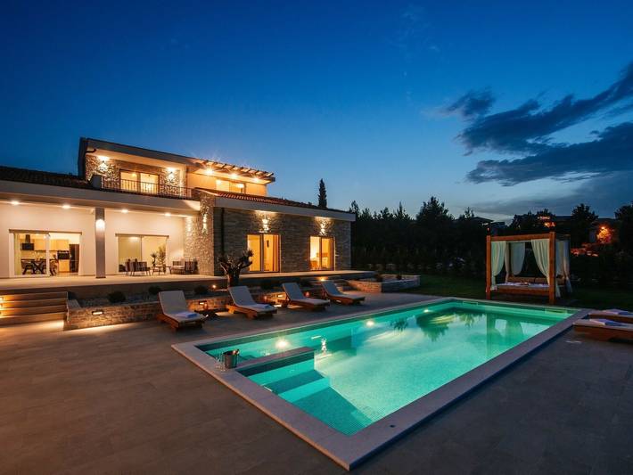 Ferienhaus für 8 Personen, mit Pool und Balkon/Terrasse sowie Balkon, kinderfreundlich
