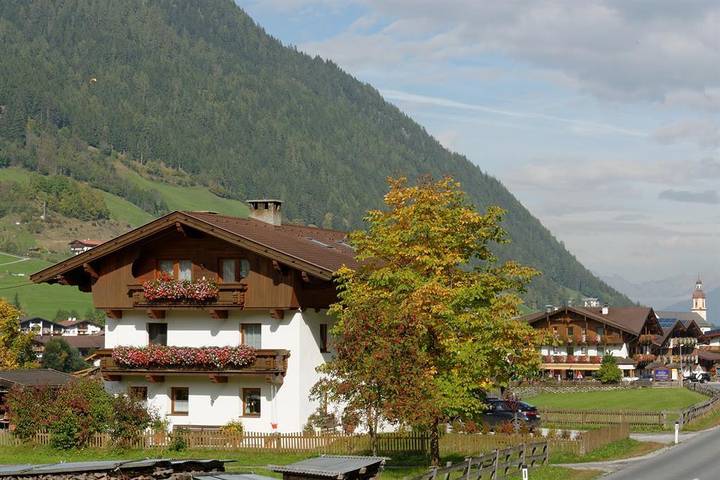 Ferienwohnung für 3 Personen, mit Balkon und Terrasse sowie Garten und Pool im Stubaital