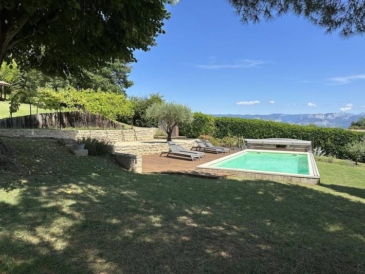 Gîte pour 4 personnes, avec Terrasse ainsi que Jardin et Piscine