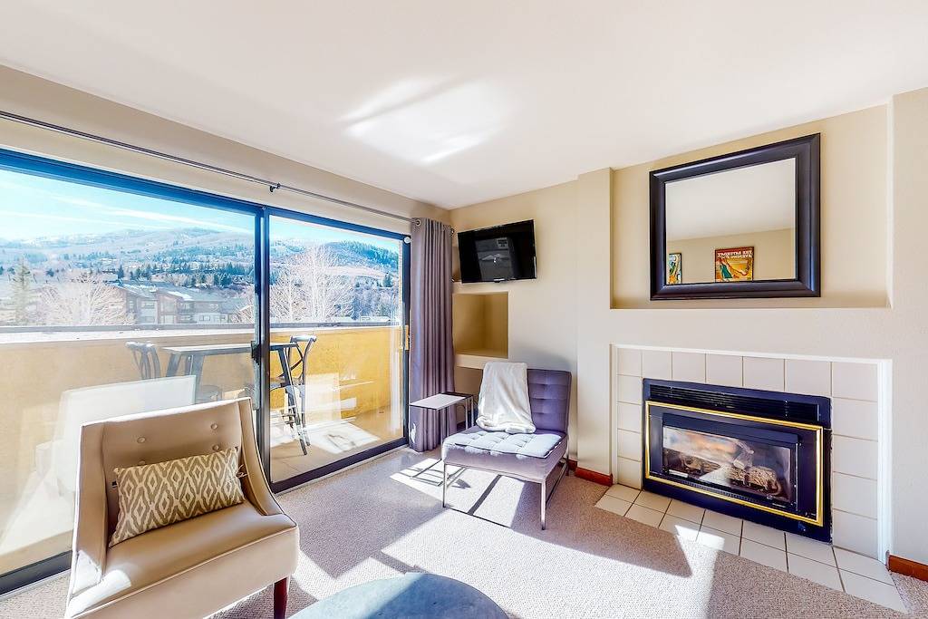 Ganze Wohnung, Modern condo steps to gondola & lake w/ view & patio - in heart of everything in Avon, Beaver Creek
