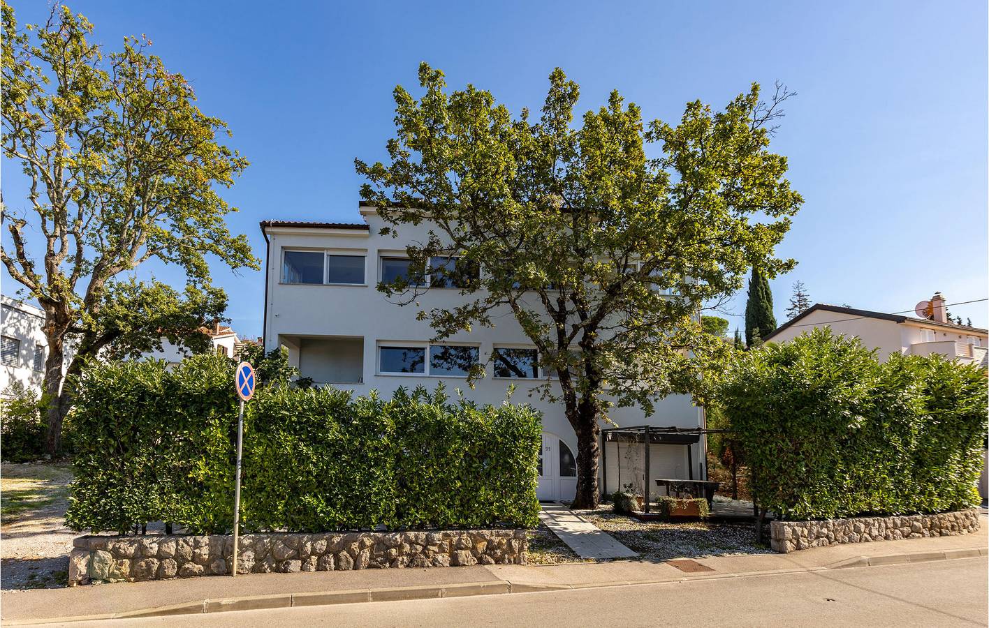 Ganze Ferienwohnung, Charmante Ferienwohnung mit Terrasse und Parkplatz, 2 km vom FKK-Strand entfernt in Njivice, Krk