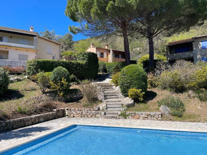 Casa de vacaciones para 6 personas, con vistas además de jardín y piscina - 1