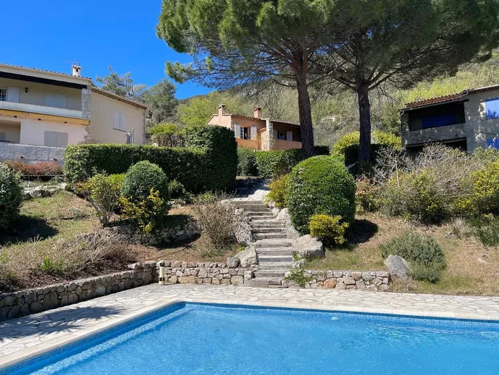 Casa de vacaciones para 6 personas, con vistas además de piscina y jardín - 1