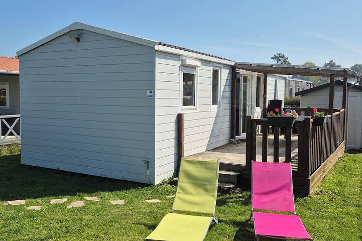 Camping pour 6 personnes, avec terrasse et piscine