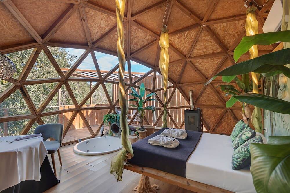 Entire apartment, Apartment 'Bubble Suites' with Mountain View, Wi-Fi and Air Conditioning in Canyelles (Barcelona), Garraf