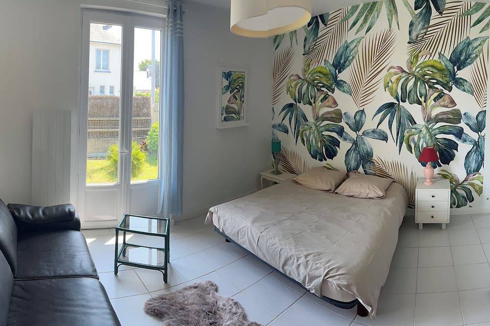 Small detached house by the sea with a beautiful terrace and parking. in Le Croisic, Côte d'Amour