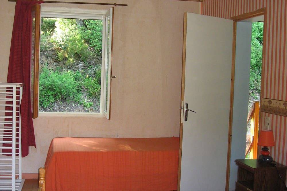 Entire apartment, Charming, cheap apartment in picturesque Maures village in Les Mayons, Draguignan region