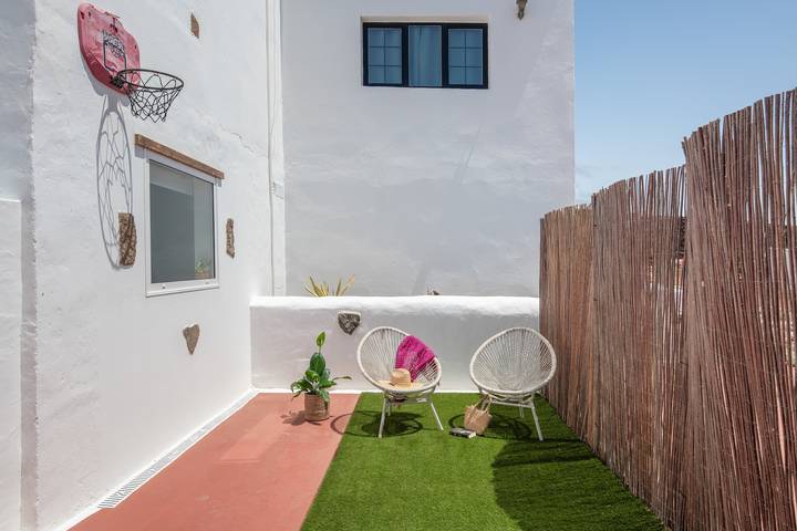 Entire apartment, Vacation 'El Rincón De Agustín I' with Mountain View, Private Terrace and Wi-Fi in Mácher, Tías