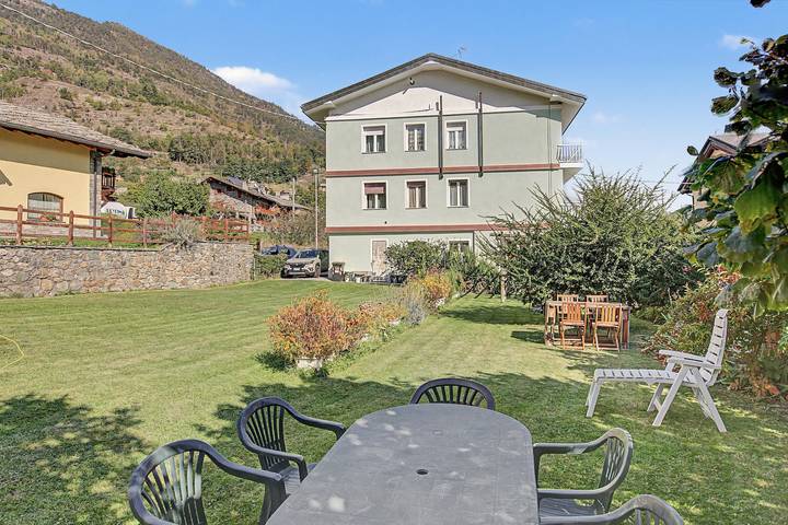 Hel lejlighed, Apartment 'Bellissima Collina' with Mountain View and Garden in Saint-Pierre (Aostatal), Comune di Saint-Pierre