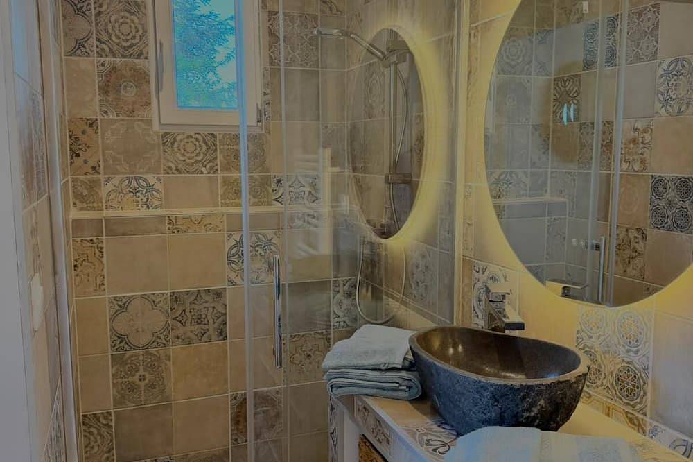 Entire apartment, Charming 48-square-meter one-bedroom apartment for four people in a quiet location with a terrace in Provence in Pélissanne, Aix-en-Provence region