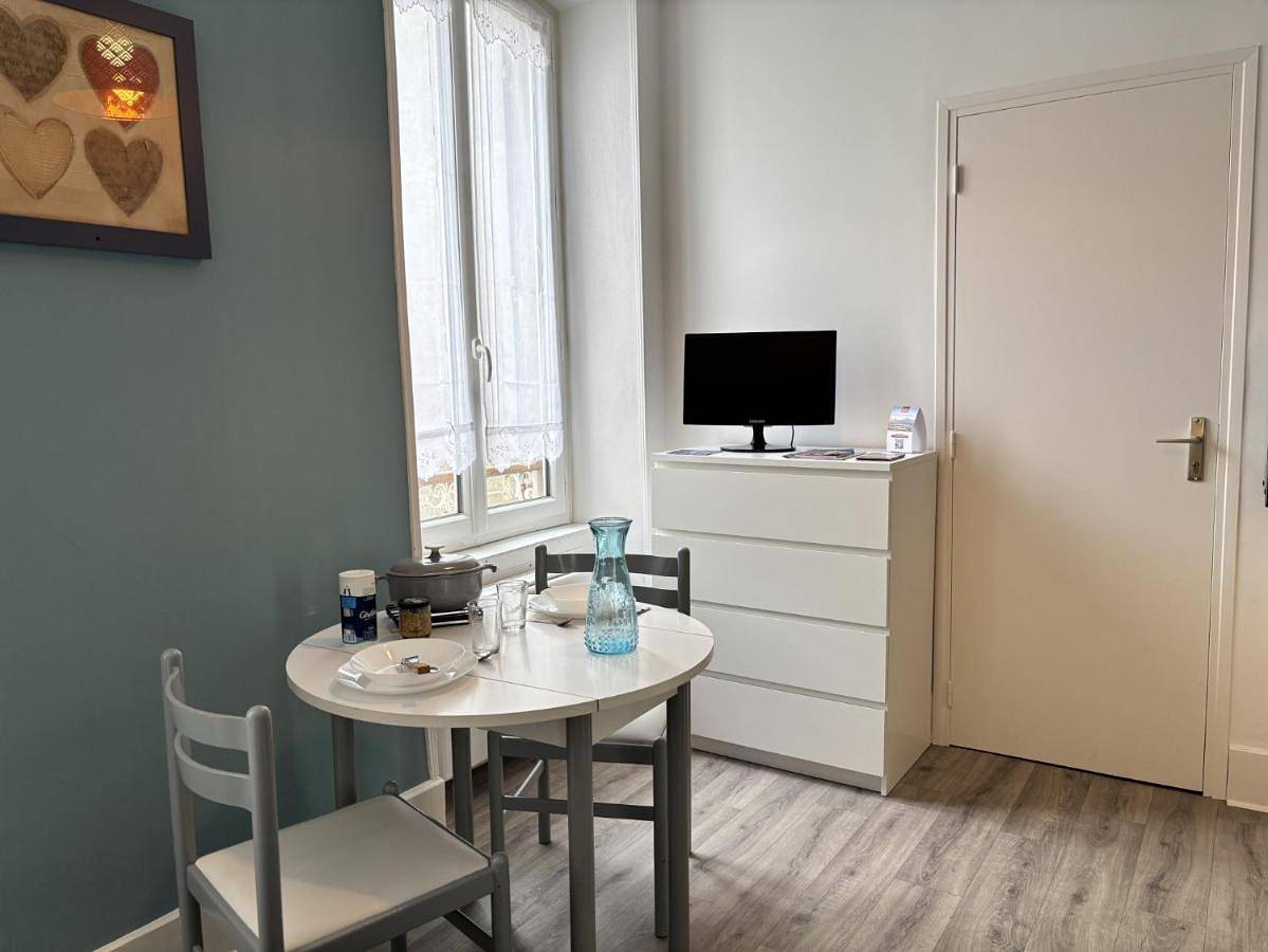 Appartement entier, Studio in Châtel-Guyon, Parc naturel régional des Volcans d'Auvergne