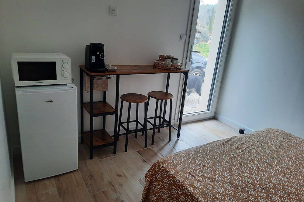 Ganze Wohnung, Rent a room with bathroom in a villa with independent entrance and swimming pool in Draguignan, Draguignan Region