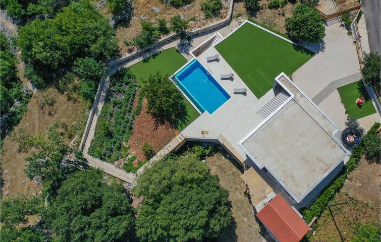 Gemütliche 130 m² große Ferienwohnung mit Pool und Terrasse, 2 km vom Fluss Cetina entfernt in Dalmatinisches Zagora